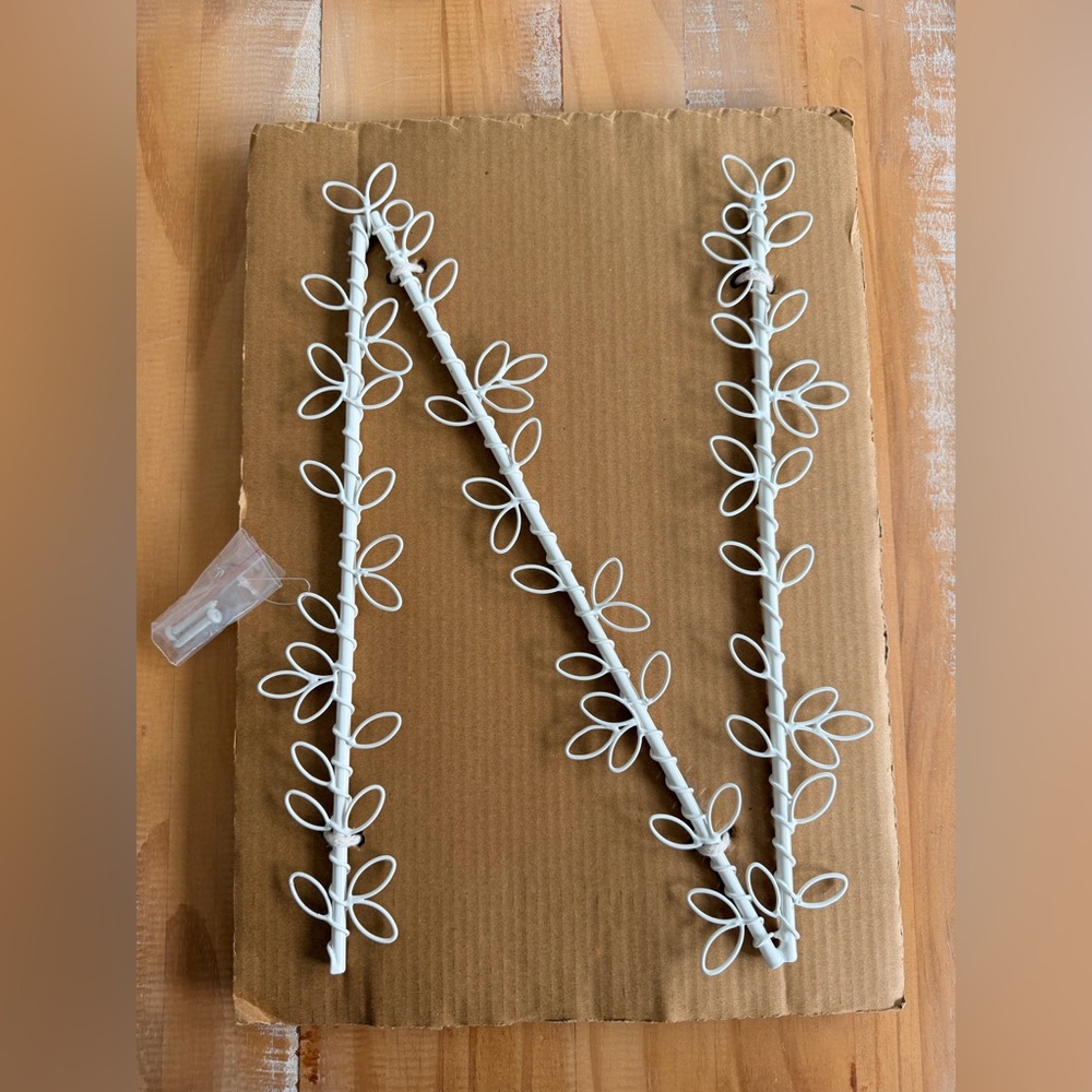 Pottery Barn NNB White Decorative Letter 'N' with Leaf Design